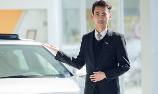 汽車營銷與服務(wù)職業(yè)崗位實踐 汽車銷售的關(guān)鍵技能與發(fā)展路徑